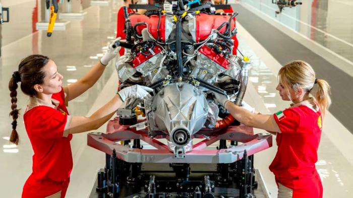 Ferrari: Ανταμείβει κάθε εργαζόμενό της με μπόνους έως 15.000 ευρώ!